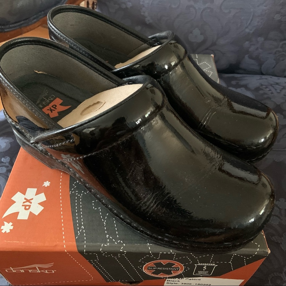 Dansko Pro XP Patent Leather Black clogs. With heel. No Slip soles. Amazing!